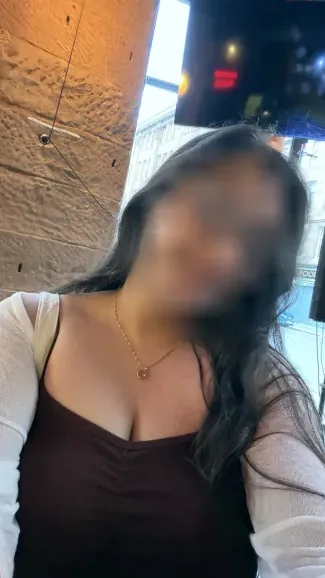 Büsra, 24