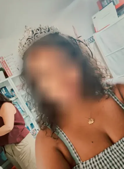 Julia, 37
