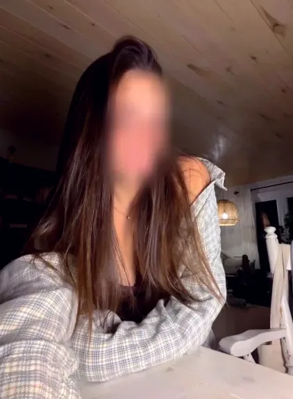 Nina, 22